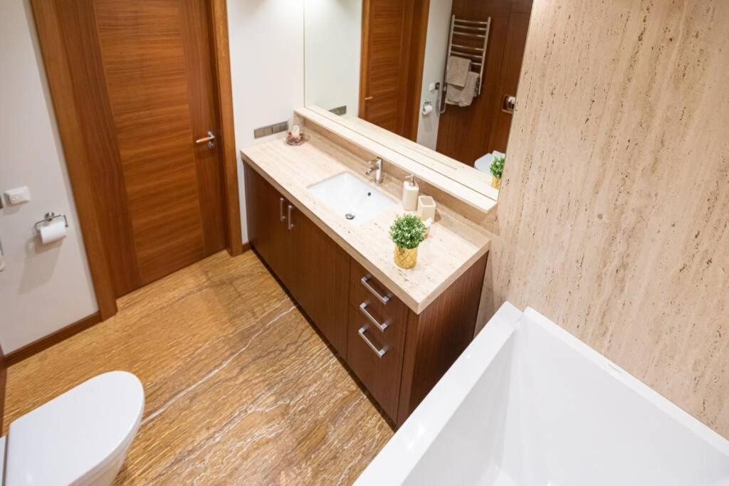 Cozy River-Side Apartment Right In Рига Екстериор снимка
